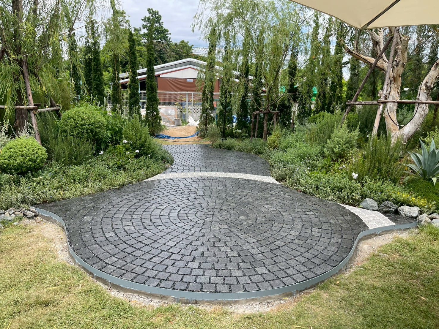 หินลูกเต๋าปูพื้น COBBLESTONE แบบวงกลม MODERN DECOR รุ่นซิมพลี ผิวพ่นไฟ ข้างตัดธรรมชาติ 50X50X3 ซม. หินธรรมชาติแกรนิตสีดำ_3